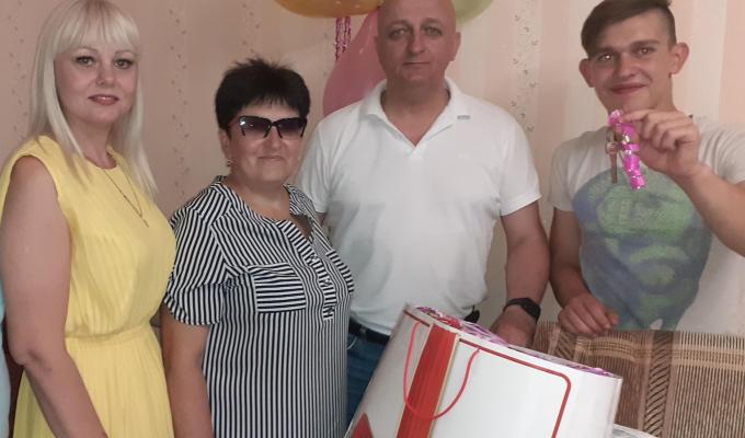 У Троїцькому юнака з числа дітей, позбавлених батьківського піклування, привітали із придбанням житла.