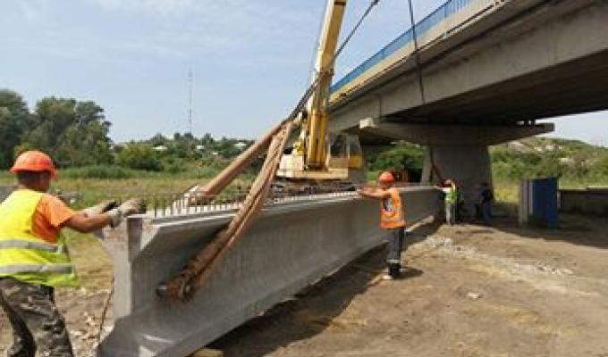 Очільник області оглянув стан капітального ремонту мосту у Старобільську
