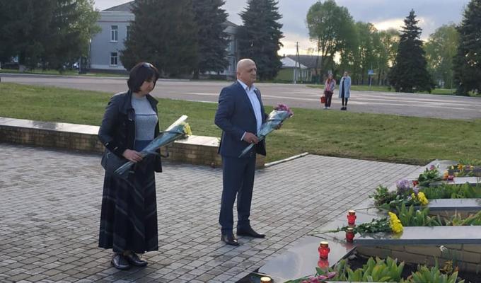 В. о. голови Троїцької райдержадміністрації Олег Сліпець вшанував пам’ять загиблих у Другій світовій війні