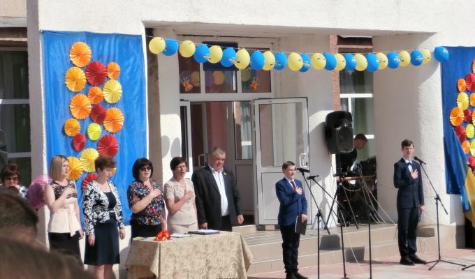 У районі пройшли урочистості з нагоди останнього дзвоника.