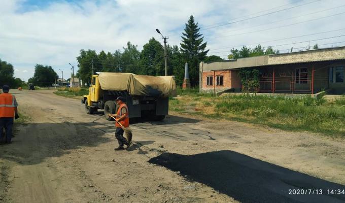 Здійснення ремонтних робіт на автомобільних дорогах району