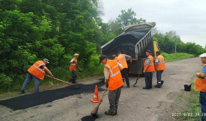 Здійснення ремонтних робіт на автомобільних дорогах Троїцького району
