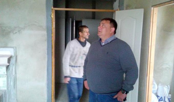 Продовжуються ремонті роботи допоміжних приміщень під багатоквартирний житловий будинок для медичних працівників.