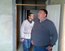 Продовжуються ремонті роботи допоміжних приміщень під багатоквартирний житловий будинок для медичних працівників.